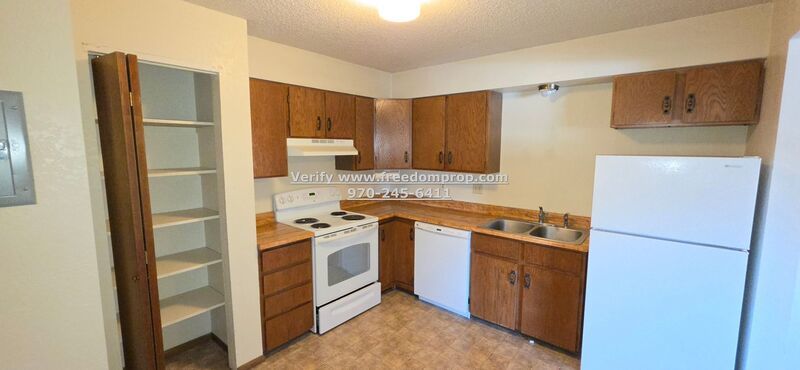 Near CMU Convenient Location 3rd Floor 2 Bedroom 1 Bath 1 car garage Apartment property image