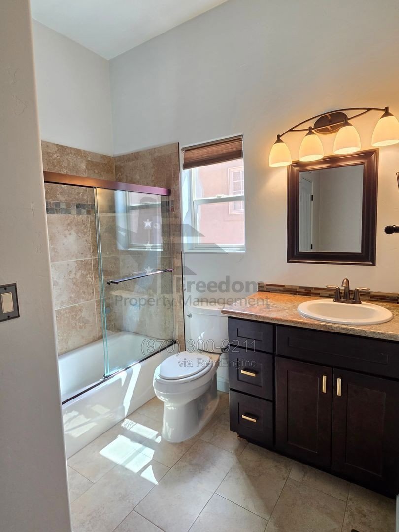 Stunning 3 bed 2 bath home near Tiara Rado property image