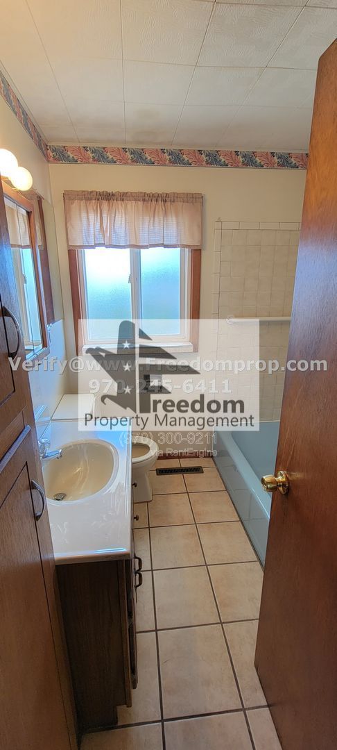 Spacious 3 bedroom, 2 bath house property image